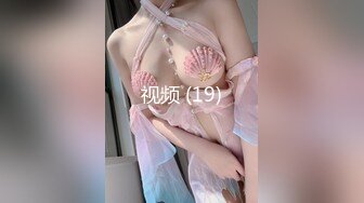 科技园女厕穿黑套装内衣甜美靓妞,微黑发涩的红嫩穴喷成一条直线