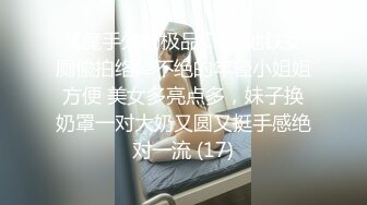 街边【性感菠萝妹】卖菠萝特别骚，上厕所被我拍到她的淫穴，还蛮会喷水 哗啦啦的，太诱惑啦！