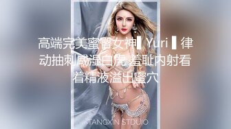 破洞偷窥漂亮白嫩美女玩玩手机就开始自慰