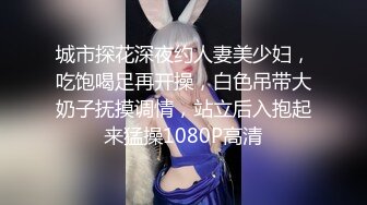 大奶美妞享受鸡巴射她嘴巴