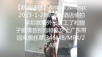 邪恶的房东暗藏摄像头偷窥刚下班的小姐姐粉嫩的小咪咪和多毛小黑鲍