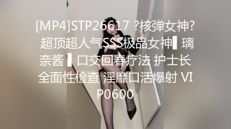 淫娃女友黑丝情趣全程露脸跟狼友发骚互动，主动扒下男友的裤衩舔弄大鸡巴吸蛋蛋，激情上位干了真的又草假的