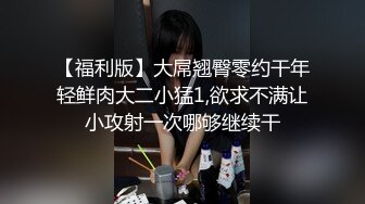 等电梯的少数民族着装美女 我们办公室一朵美丽的石榴花