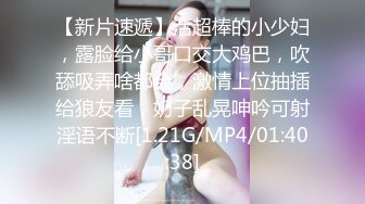 长相清纯娇小身材嫩妹足球宝贝装品牌，脱掉衣服翘起屁股露肥逼，深喉口交后入抽插摸阴蒂，骑乘猛操高潮出白浆