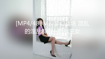 男：大表姐采访一下，想不想被我们三个轮奸，三个人绝对可以满足你。 西安大表姐：可以啊，三个有点少，看你们实力了哈哈哈。男厕被三个猛汉视歼、拉姨妈血！