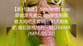 肥水不流外人田床上玩弄骚老婆和小姨子，全程露脸大秀直播，跟狼友互动撩骚，吃奶玩逼干小嘴，淫荡又刺激