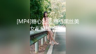 商场白色隔板全景后拍多位美女尿尿2 (5)