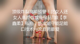 潜入单位女厕近距离偷窥漂亮的美女同事的小嫩B