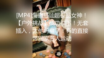 变态男躲女厕偷拍美女上厕所