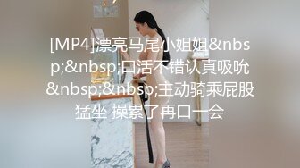 年紀不大卻有著一對傲人的巨乳主播 先是浴缸里洗澡誘惑 然后開始自慰 淫水好多