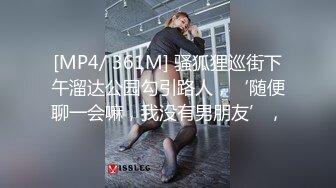 只穿着一件裹胸黑衣的性感大长腿美女 下体逼毛黑黝黝胸前鼓鼓的这风情鸡巴超级硬，扛起双腿猛力抽送操