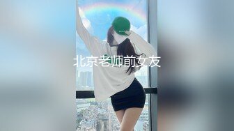 偷窥跟女友合租房的大学妹子洗香香