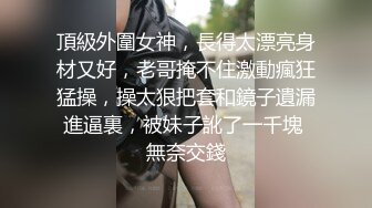 两男一女苗条妹子3P多种姿势激情大战，后面抱着屁股骑乘抽插，嗯嗯嗯好痛边操边口交，花样姿势操的一直呻吟