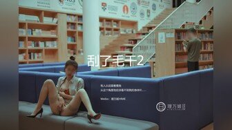 穿着制服放学！屁股圆润，内内夹进去了