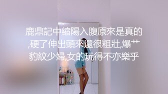 白嫩小少女对着镜头自摸自己的一对馒头