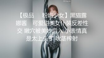 人妻御姐少妇美艳诱人，大奶子控制不住要从衣服里漏出来，礼物轰炸下脱光了诱惑狼友，揉骚奶子展示特写逼逼