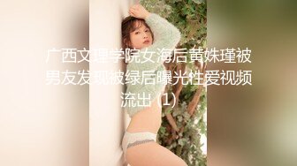 寒假趴墙头偷窥邻居大学生美女洗澡洗澡时把手机放到水管上一边洗澡一边追剧,没注意旁边有人偷看她