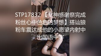 正在图书馆里看书的学长被学妹用脚拨弄着肉棒