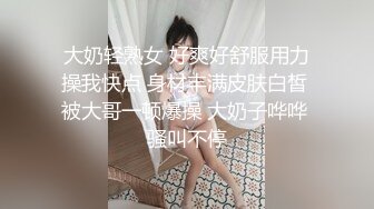 商场TP蹲着挑选商品的黑色上衣妹子奶子