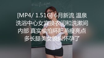 长卷发轻熟女红色睡衣性感红色丝袜丰满翘臀，撅起屁股特写私处，水很多骚的很扣穴