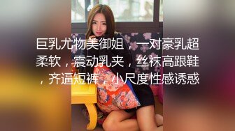 等车时偷拍到这女的摸完逼手拿出来闻闻