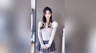 抖_音 34W 粉丝网红张晶滢，巨乳肥臀与金主大哥一 V 一 ，脸穴同框如母G般怼着镜头道具自慰