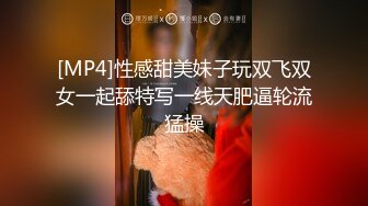 抄底肥臀牛仔衣学妹，天太暗了，但还是能看清她的小黑逼