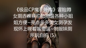 后入小母狗，太粗了操的她肚子疼