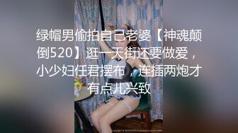 刺激绿帽老公抱着老婆，老婆被单男操。