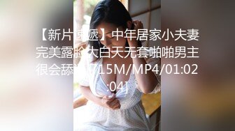 漂亮美眉 在家沙发撅着屁屁被大黑吊男友无套输出 白浆四溢 内射 浅尝骚逼里的精液