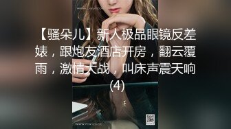 偷窥隔壁漂亮少妇 洗完香香 出来穿衣服 漂亮大姐边洗边看手机电视剧 身材不错