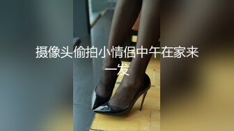 00后短发萝莉嫩妹被两大汉随意玩弄，边口边后入振动棒摩擦，骑乘假屌口交花样非常多，娇小身材上位扭动小腰