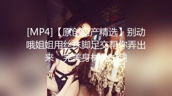 餐厅女厕偷拍破洞牛仔裤美女的小嫩鲍鱼