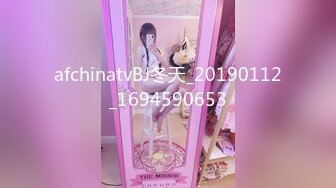 《极品CP魔手外购》潜入女厕赤裸裸拍脸拍逼各种美女小姐姐方便~有惊喜小妹子看黄片疯狂紫薇这手法没少自己玩 (5)