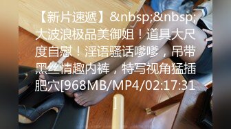 [MP4/ 357M] 性感红唇骚女两男一女淫乱啪啪，非常迫不及待快过来呀，双屌左右一起交还说真好吃