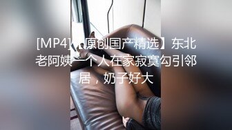 美容院的老板娘店里没人自己骚，自己给逼里拿注射器打性药，骚逼特写揉奶子浪荡呻吟，勾引狼友看粉红骚逼