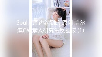 胸前有个发财花臂纹身，红唇妖艳美女，极品美乳粉穴，情趣装露奶浴室洗澡，双跳蛋震动微毛肥穴，一个塞入一个震阴蒂