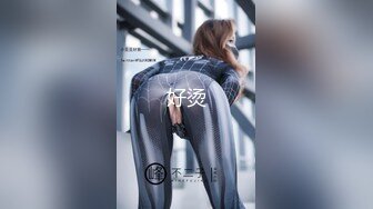 窗户缝偷窥楼下房东刚放学回家的女儿洗澡✿奶子还太小没有发育好