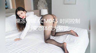 在家里女上位操骚货老婆 边操边玩手机