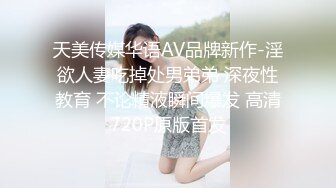 年轻小妹跟小哥出来开房直播啪啪，让小哥玩逼压在身下在被窝里抽插浪叫，奶子不小上位爆草还吃奶子内射中出