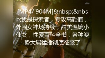 商场女厕偷拍 牛仔裤美女阴毛杂乱的小肥B