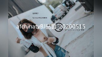 时尚牛仔裤女孩进屋就脱光上衣露出弹性美乳迫不及待吃JJ深喉兴奋在激情啪啪口爆