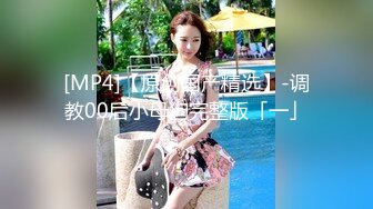 图书馆内喜欢看书的小美女