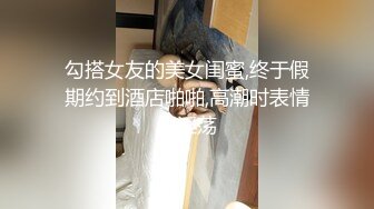 淫荡熟女姐妹花，幸福老哥一挑二，表情淫荡舔屌，骑乘后入操骚逼，穿上黑丝肉丝，打桩机爆操肥臀