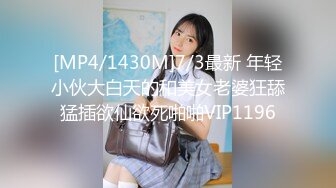 眼镜小少妇，外表甜美很骚，小夫妻居家操逼，美腿足交，吸吮舔屌口活棒，跪在沙发上后入