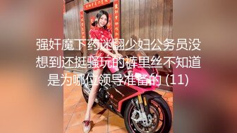 商场女厕全景偷拍牛仔短裙靓妹光顾着玩手机大黑穴随便拍一点警觉都没有