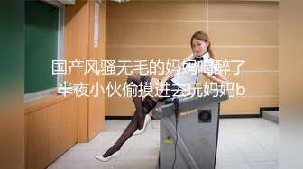 合租房门缝偷窥对门的美女换衣服奶子又白又大身材还真不错