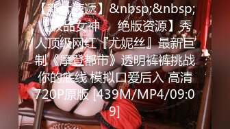 25分鐘❗️淫亂女大生揪泳池多人運動4P❤️男伴體驗冰火五重天。輪流口爆、內射